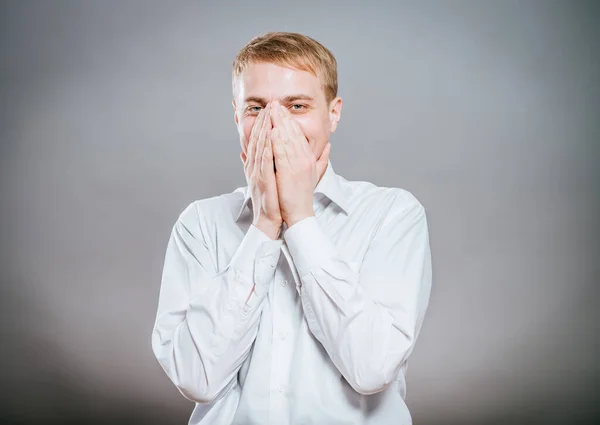 Retrato Primer Plano Riendo Emocionado Sonriente Hombre Feliz Cubriendo Boca — Foto de Stock