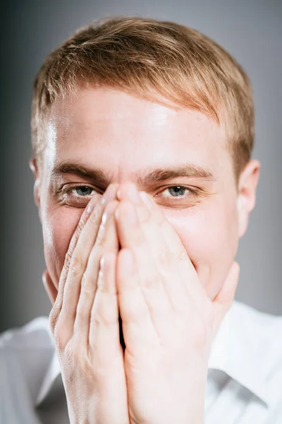 Retrato Primer Plano Riendo Emocionado Sonriente Hombre Feliz Cubriendo Boca — Foto de Stock