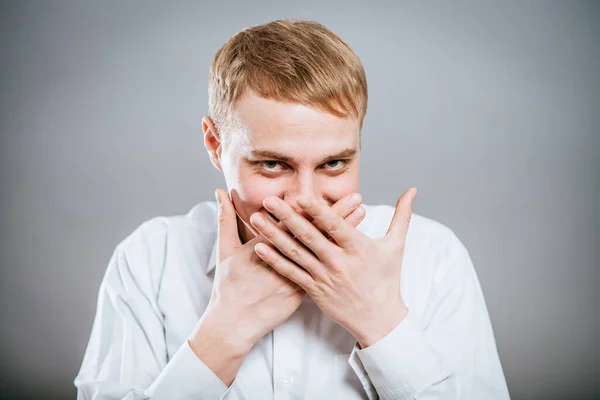 Joven Asustado Con Mano Cubriendo Boca — Foto de Stock