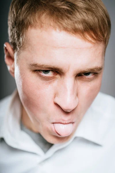 若い男が舌を出し — ストック写真