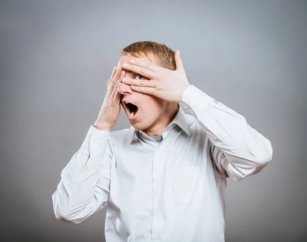 Sorprendido Aterrorizado Retrato Joven Cubriéndose Cara Mano Mirando Cámara Mientras — Foto de Stock