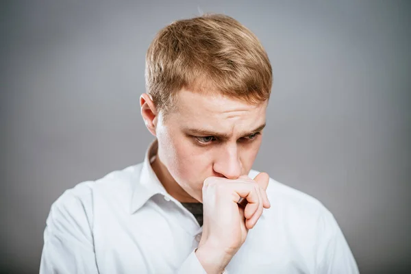 Incuriosito Bel Giovane Uomo Grattandosi Testa Con Mano Mentre Guarda — Foto Stock