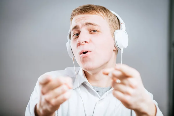 Jonge Man Zingt Met Luide Muziek Oren — Stockfoto