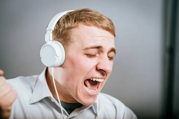 Jeune Homme Chantant Avec Une Musique Forte Dans Les Oreilles — Photo