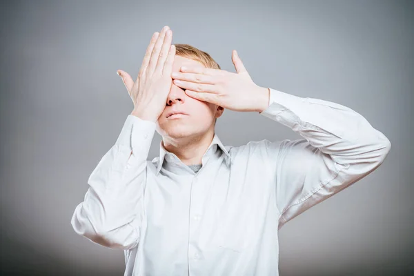 Närbild Porträtt Ung Kille Man Student Pojke Arbetare Anställd Blundar — Stockfoto