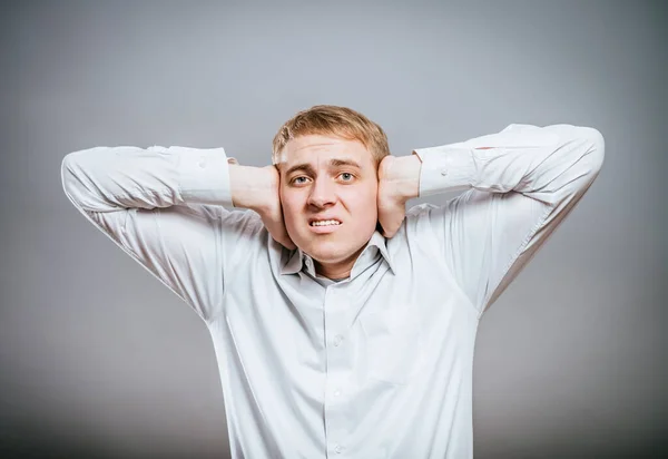 Irriterad Affärsman Täcker Öronen Med Händerna — Stockfoto