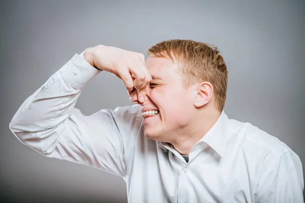 Närbild Porträtt Ung Man Avsky Ansiktet Nyper Näsan Ser Bort — Stockfoto