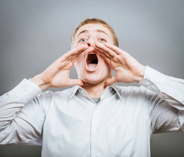 Foto Hombre Gritando Con Las Palmas Abiertas Por Boca Mirando — Foto de Stock