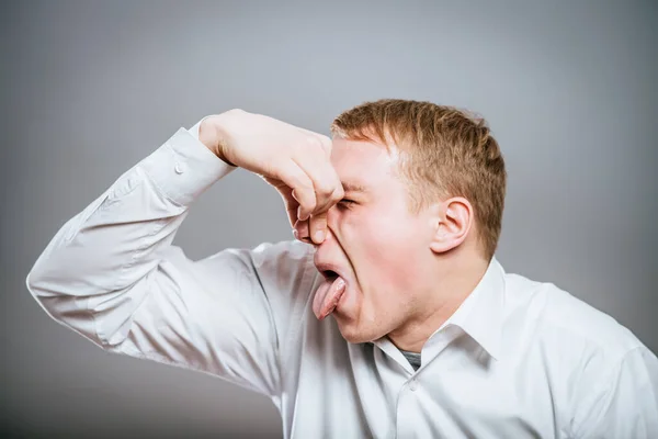 Retrato Primer Plano Del Joven Disgusto Cara Pellizca Nariz Algo — Foto de Stock