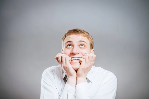 Портрет Крупным Планом Человека Кусающего Палец Ноготь Рот Напряженный Нервный — стоковое фото