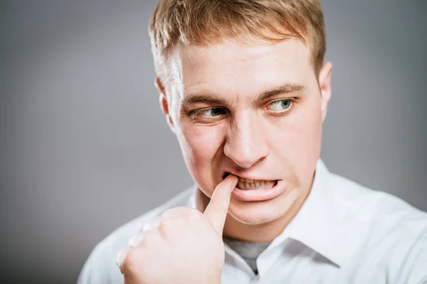 Närbild Porträtt Man Bita Tummen Nagel Eller Finger Munnen Mycket — Stockfoto