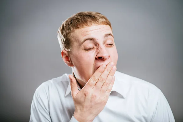 Bello Giovane Sbadigliare Con Gli Occhi Chiusi Piedi Sfondo Grigio — Foto Stock