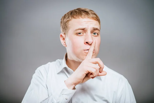 Homem Negócios Com Dedo Nos Lábios Pedindo Silêncio Sobre Fundo — Fotografia de Stock