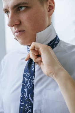 Delikanlı kravat bağla.