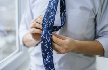 Delikanlı kravat bağla.