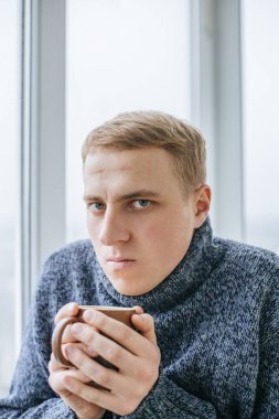 Çay fincanlı donmuş adam.