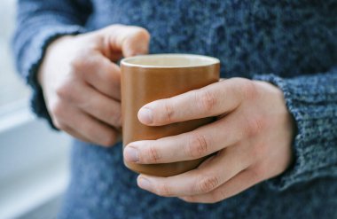 Bardaklı genç adam.