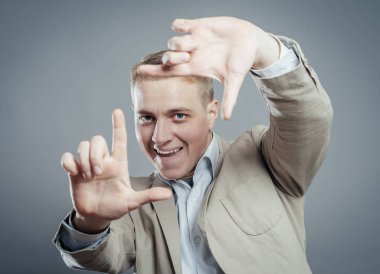 Adam elleriyle komplo kuruyor.