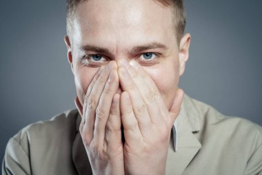 Eli ağızda genç bir adamın portresi.