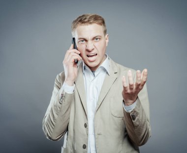 Genç iş adamının krem sürmesi, cep telefonuyla konuşması.