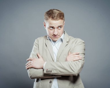 Güçlü bir iş adamı güvenilmez ve ellerini göğsüne koyar.