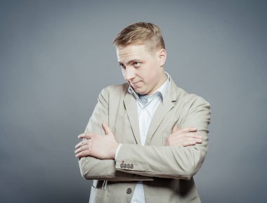 Güçlü bir iş adamı güvenilmez ve ellerini göğsüne koyar.