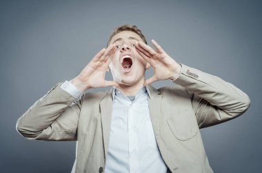 Çekici genç adam bağırıyor.