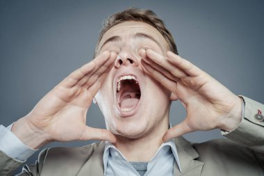 Çekici genç adam bağırıyor.