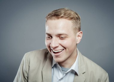 Mutlu erkek işadamı gülümsüyor. 