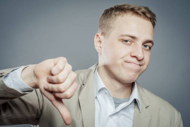 Hayal kırıklığına uğramış genç bir iş adamının yakın plan fotoğrafı.