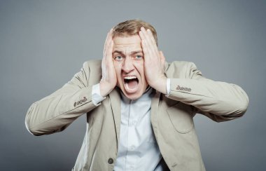 Genç adam kameraya bakarken şaşırdı..