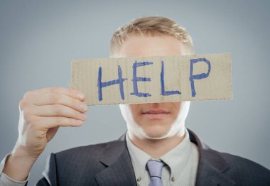 Yardım metniyle kağıt tutan adam