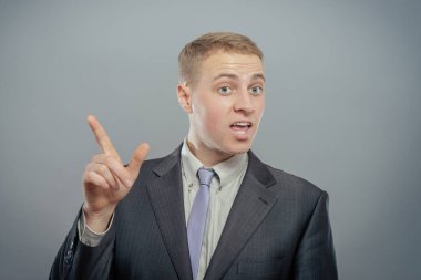 İşadamı işaret ediyor. 