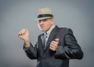 Komik şapkalı ve komik saçlı bir iş adamı.