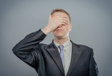 Gri Arkaplanda Gözünü Kapayan Bir İşadamının Portresi