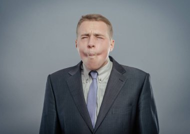 Gerçekten komik bir yüz, kapalı gözler, yüksek detaylar.