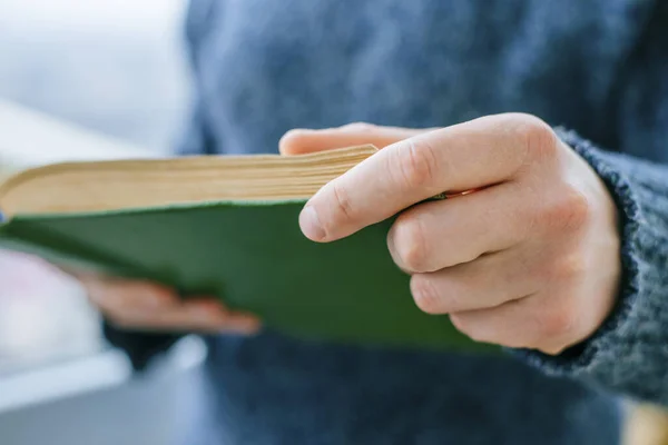 Portret Van Een Jonge Man Die Bij Het Raam Leest — Stockfoto