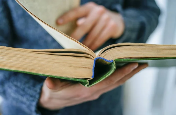 Portret Van Een Jonge Man Die Bij Het Raam Leest — Stockfoto