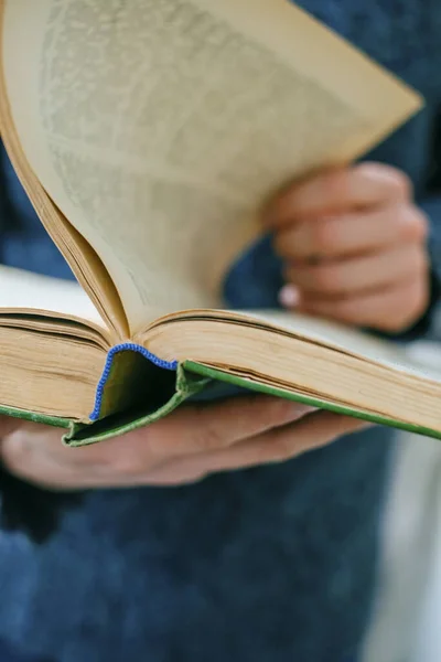 Portret Van Een Jonge Man Die Bij Het Raam Leest — Stockfoto