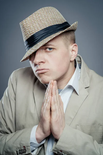 Close Portret Wanhopige Jongeman Met Hoed Met Geklemde Handen Vrij — Stockfoto