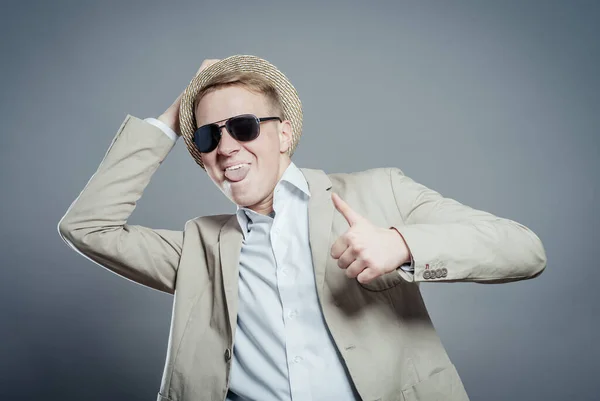 Happy Man Hat Sun Glasses Giving Thumbs Sign Full Length — Stock Photo, Image
