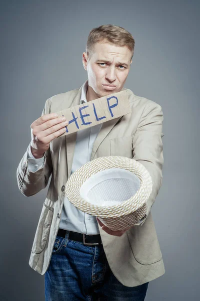 寄付するために帽子を手に持っている男とカードヘルプ — ストック写真