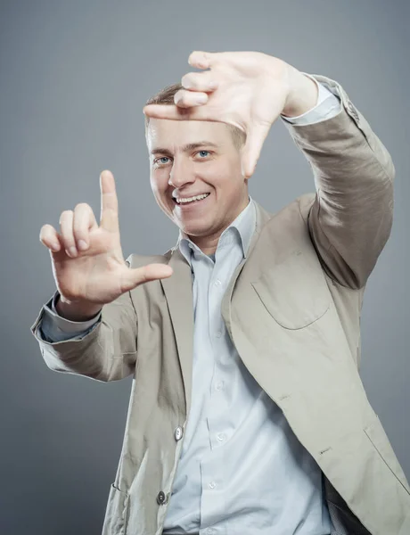 Mann Rahmt Mit Den Händen — Stockfoto