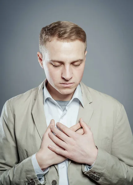 Mãos Ambos Homens Peito Por Causa Respiração Difícil — Fotografia de Stock