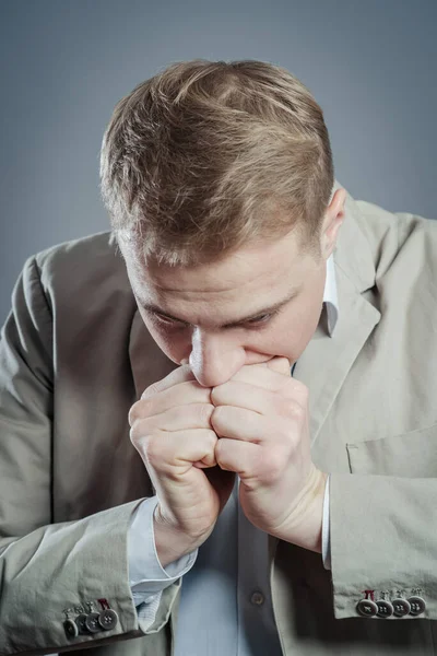 Närbild Porträtt Mycket Ledsen Deprimerad Ensam Besviken Man Vilar Sitt — Stockfoto