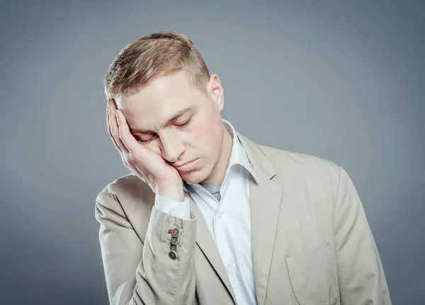 Een Jonge Man Close Een Pak Een Grijze Achtergrond Slaap — Stockfoto