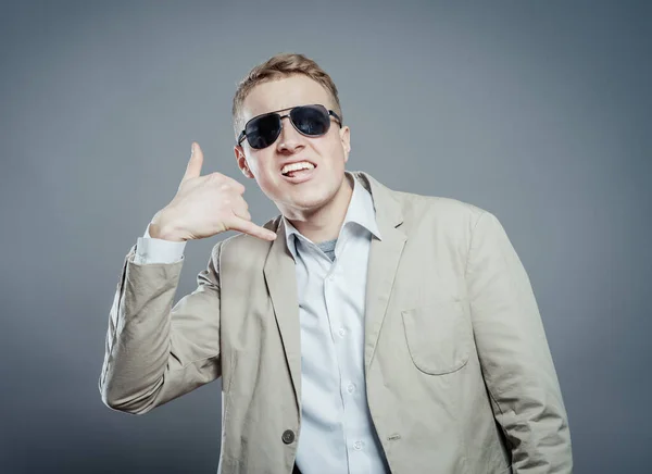 Joven Con Gafas Sol Los Programas Risas Llaman Gesto Sesión —  Fotos de Stock