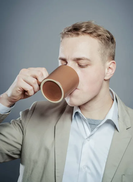 Ritratto Bel Giovane Bere Una Tazza Caffè Latte Altro — Foto Stock