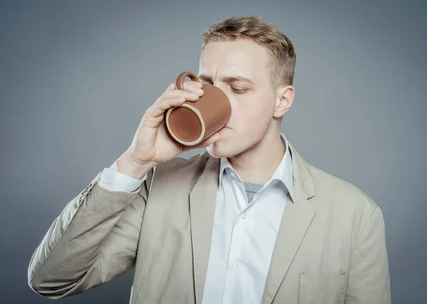 Ritratto Bel Giovane Bere Una Tazza Caffè Latte Altro — Foto Stock