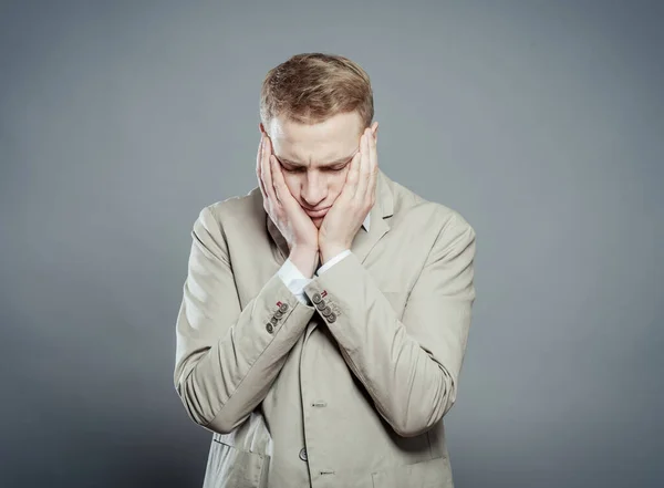 Hombre Joven Cerca Traje Sobre Fondo Gris Duerme Hombre Cansado — Foto de Stock